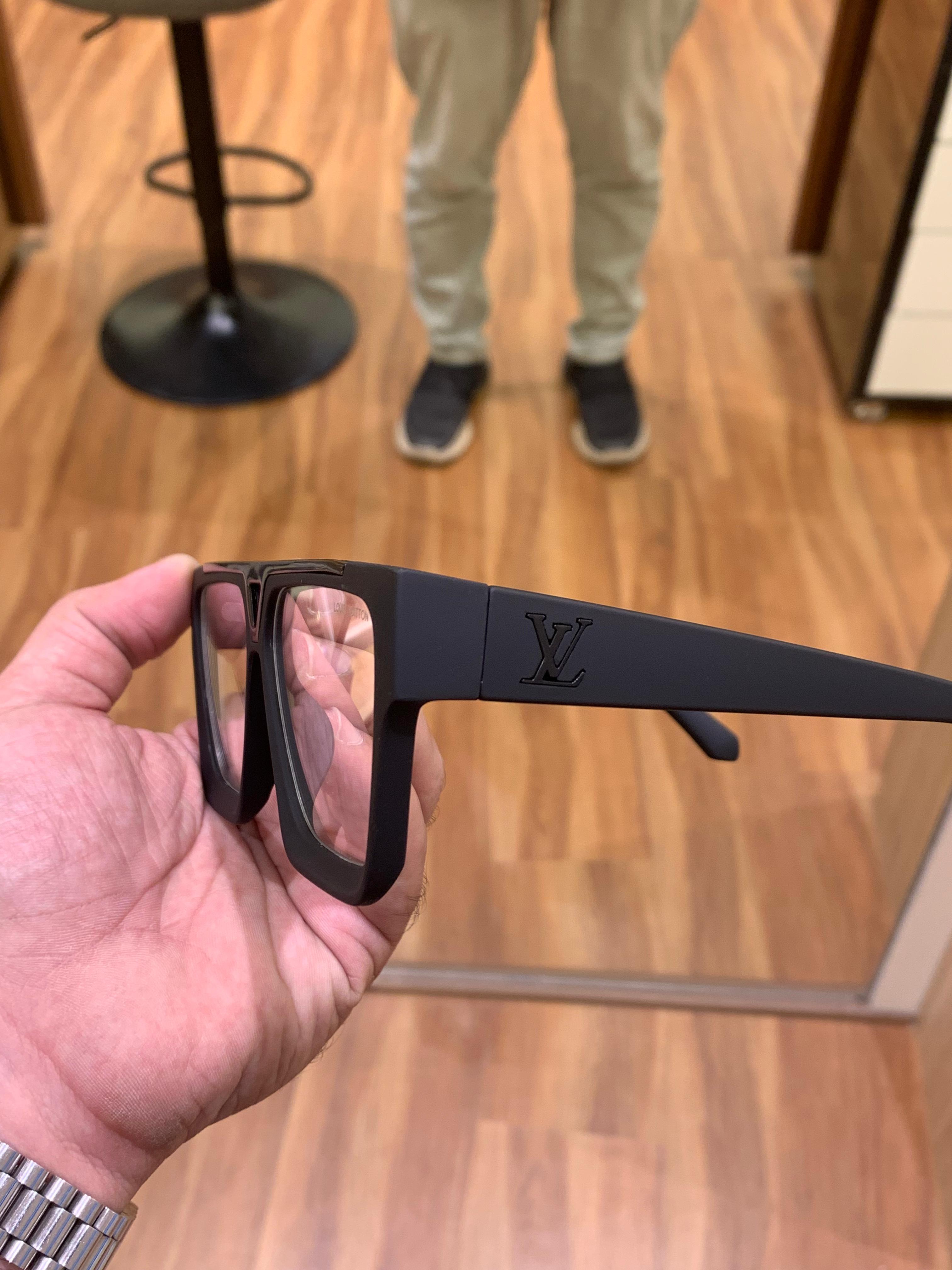 Louis_vuitton_1502_black_plano