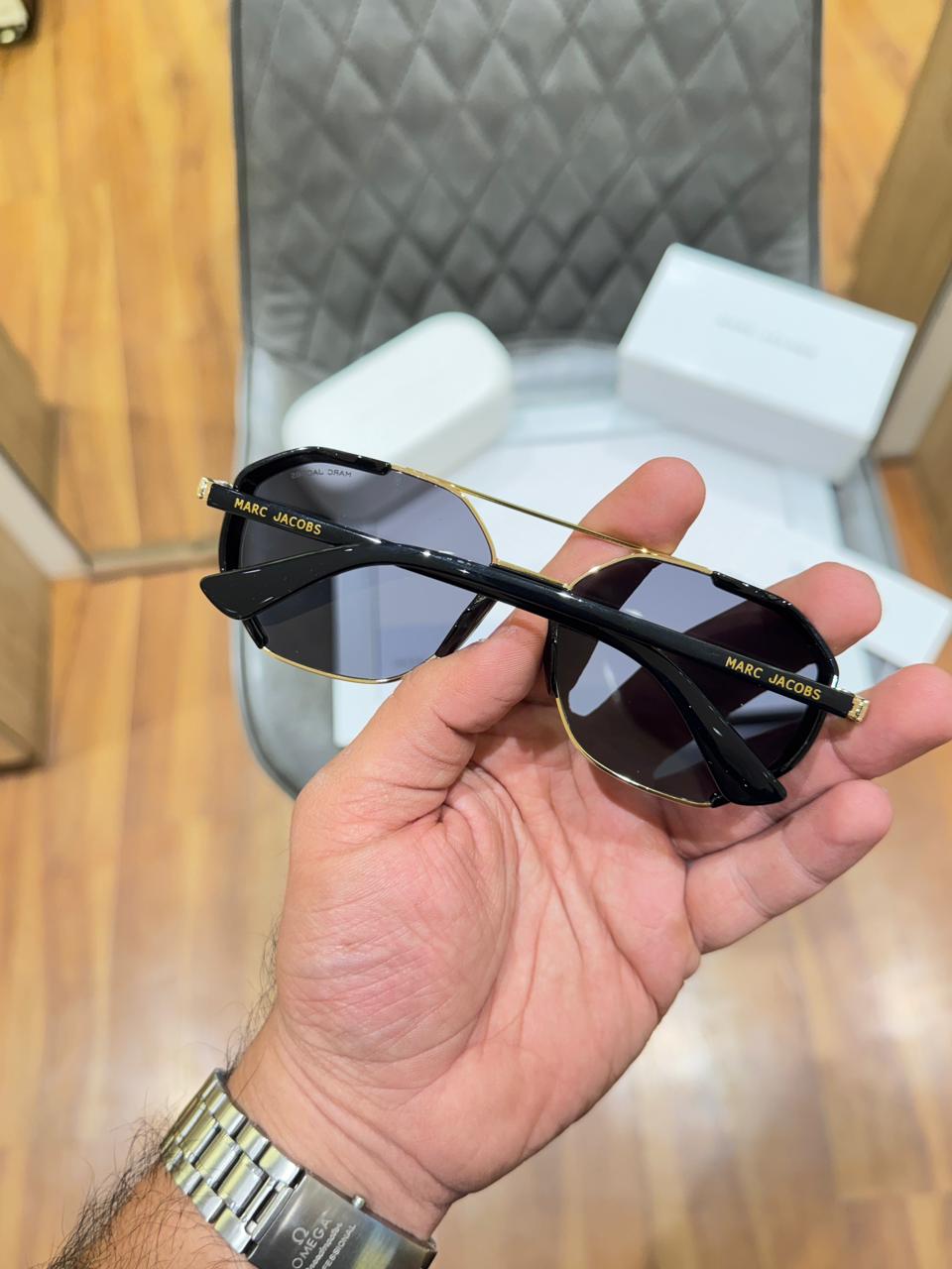Mar_c jacob_s 2120 gold black